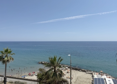 Spacieux deux-pièces offrant une vue imprenable sur l’ensemble du Golfe de Sanremo