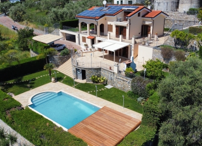 Magnifique villa nichée dans la verdure avec piscine et vue sur la mer
