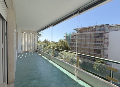 Lumineux appartement de trois pièces avec une grande terrasse entourée de verdure