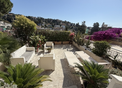 Appartement deux pièces avec grande terrasse entourée de verdure