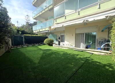 Charmant deux-pièces avec jardin privé et garage