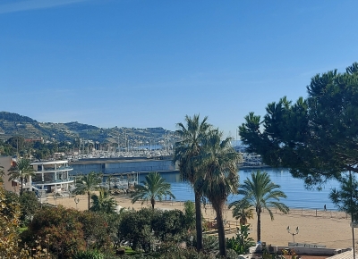 Grand Appartement central avec jolie vue mer