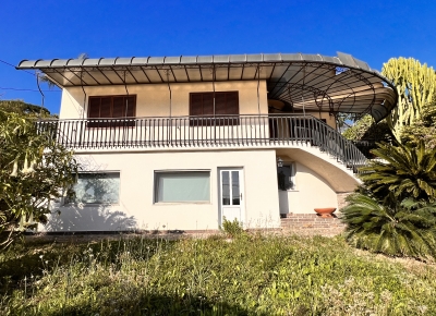 Maison, composée de 2 appartements indépendants, sur la première colline de Sanremo