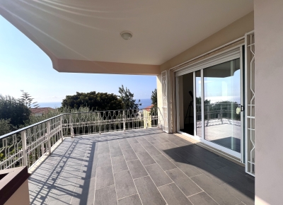 Appartement en parfait état avec agréable terrasse et vue mer