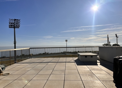 Penthouse, appartement de trois pièces, avec belle vue sur la mer, face aux plages et à la piste cyclable