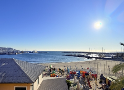 Appartement avec terrasse directement sur la plage entre les 2 ports de la ville et la piste cyclable/piétonne